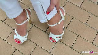 Sexy adolescente en saltos altos abordado na praia, e trouxo para a footjob por 50 euros