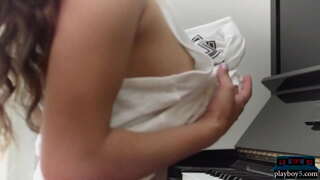 Centerfold pornstar उमा जोली बन्द देखाउँछ उनको अचम्मको प्राकृतिक शरीर